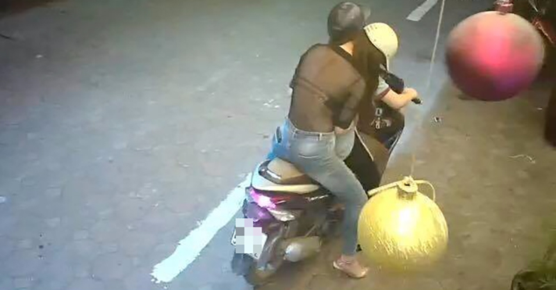 Câu chuyện cô gái trẻ bị bỏ bom ở nhà hàng đến 2 giờ sáng và hành động đẹp của chủ quán